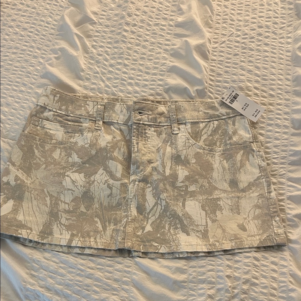 Hollister Beige and White Patterned Mini Skirt